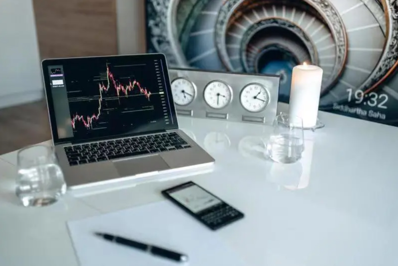 公关公司的年轻人，脸上为何没有光